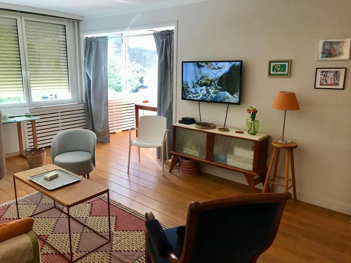 Standing-Montparnasse Apartment Paris France